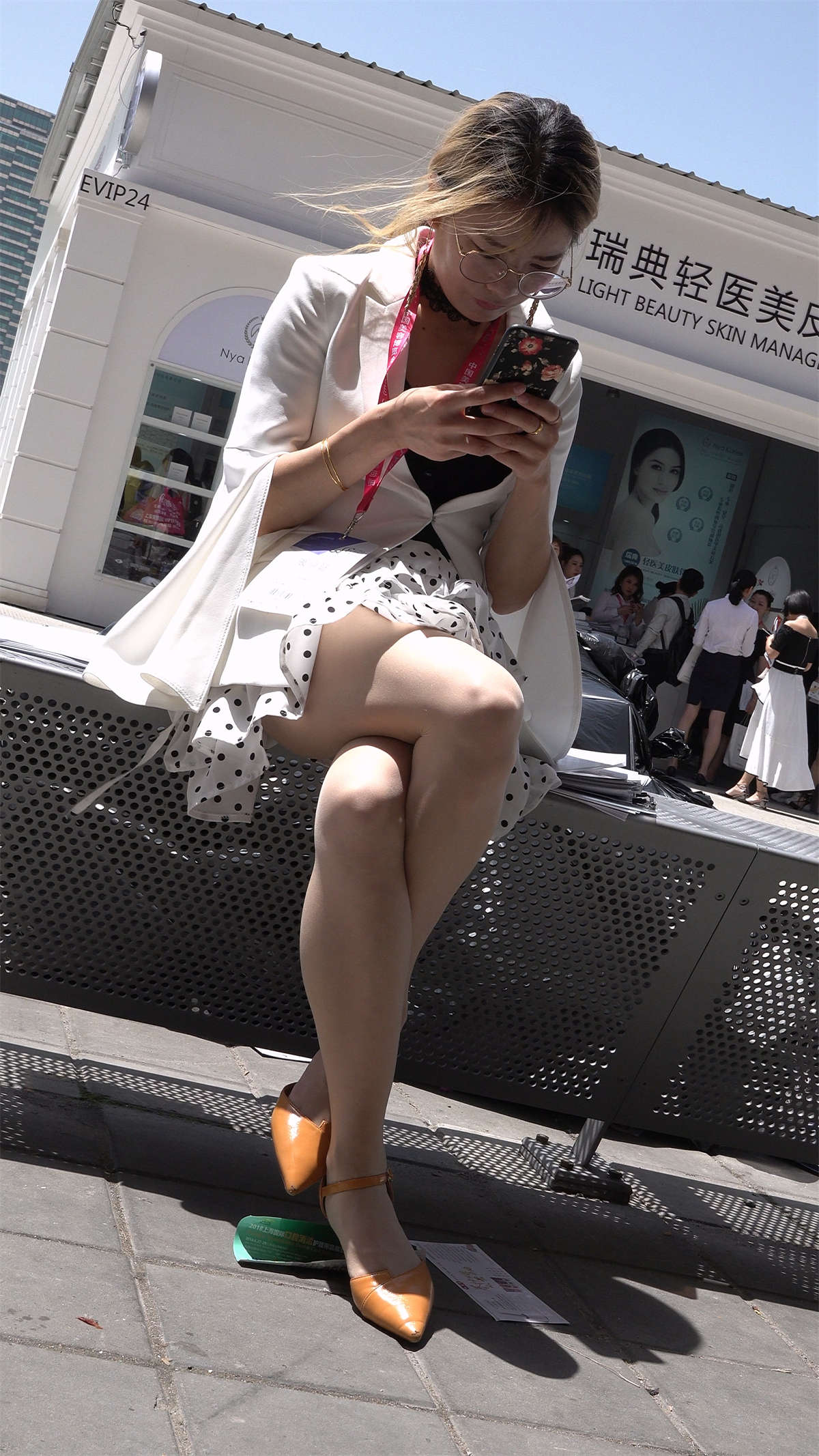 带着眼镜有气质的丝袜美女-日更街拍