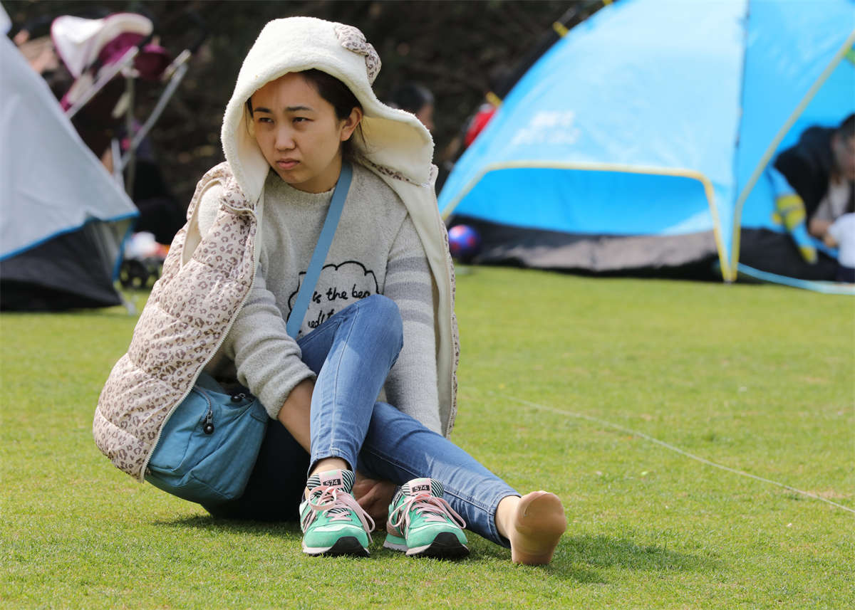 图片[2]-踏青公园街拍系列No.725 既有单脚脱鞋又有双脚穿丝 第4套-日更街拍