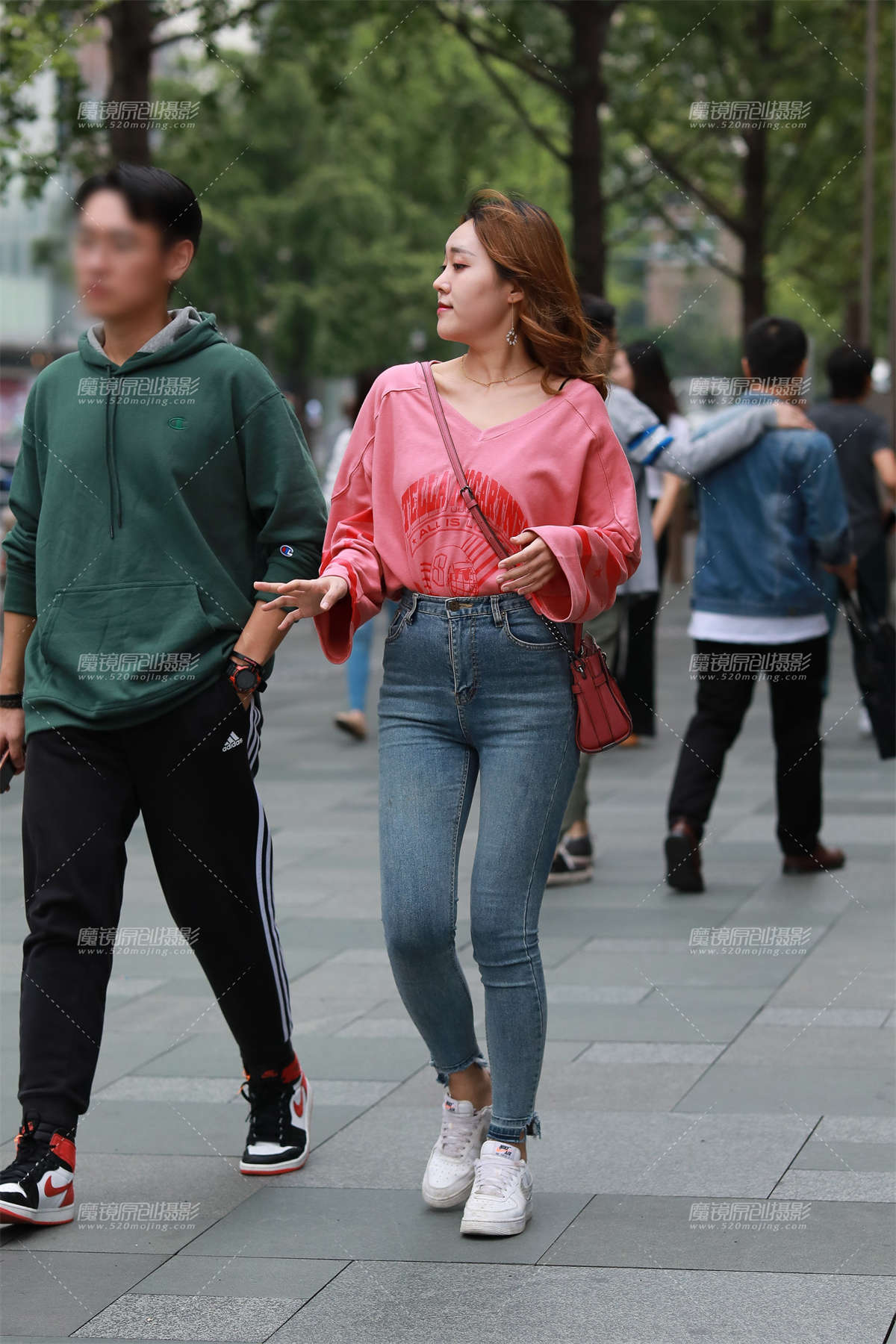 紧牛小妹-日更街拍