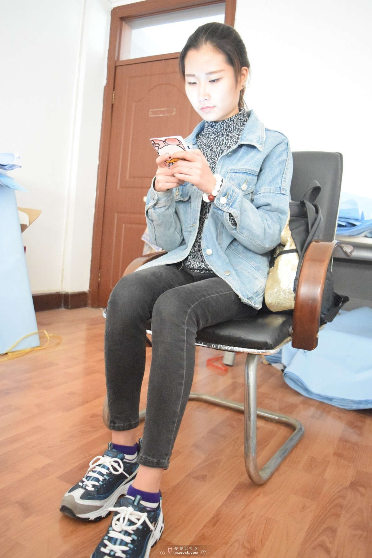 图片[2]-MZSOCK-2018 No.82 舞蹈系小姐姐 牛仔运动鞋短棉袜诱人红袜尖-日更街拍