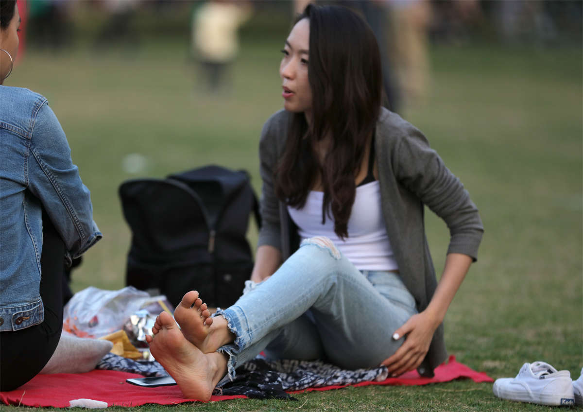 图片[2]-踏青公园街拍系列No.1657 原以为拍不尽兴的美足，没想到最后还叠起来给我拍 第2套-日更街拍