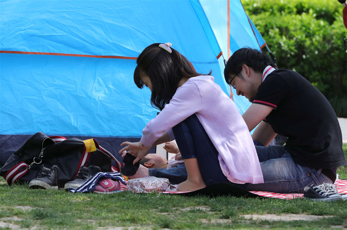 图片[2]-踏青公园街拍系列No.882 牛仔裤里穿长丝，这是日本美少妇独到的撩人方式-日更街拍