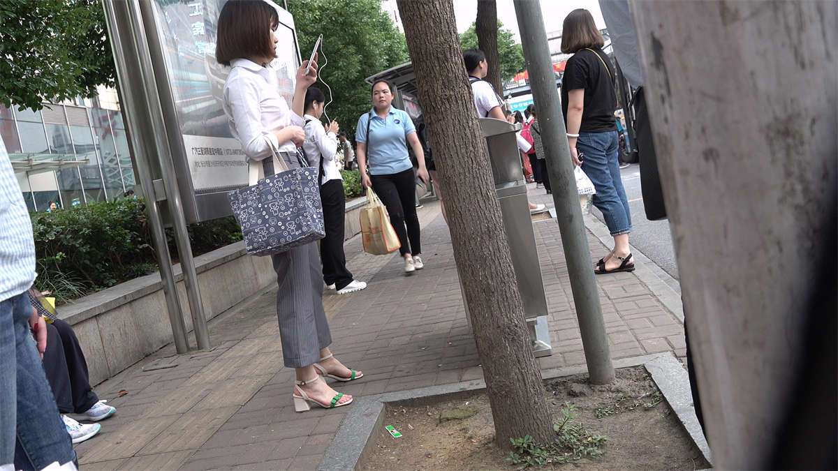 等公交的鲜嫩玉足，凉高跟MM-日更街拍