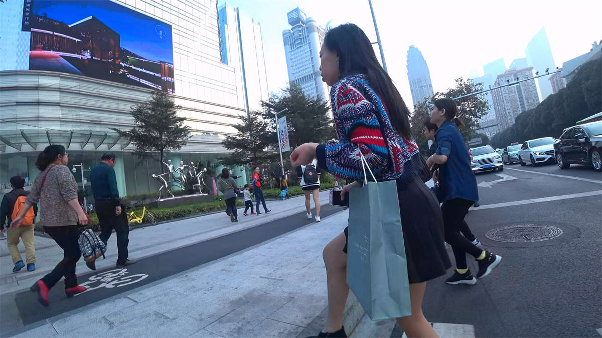 图片[2]-黑色小短裙气质美腿美女-日更街拍