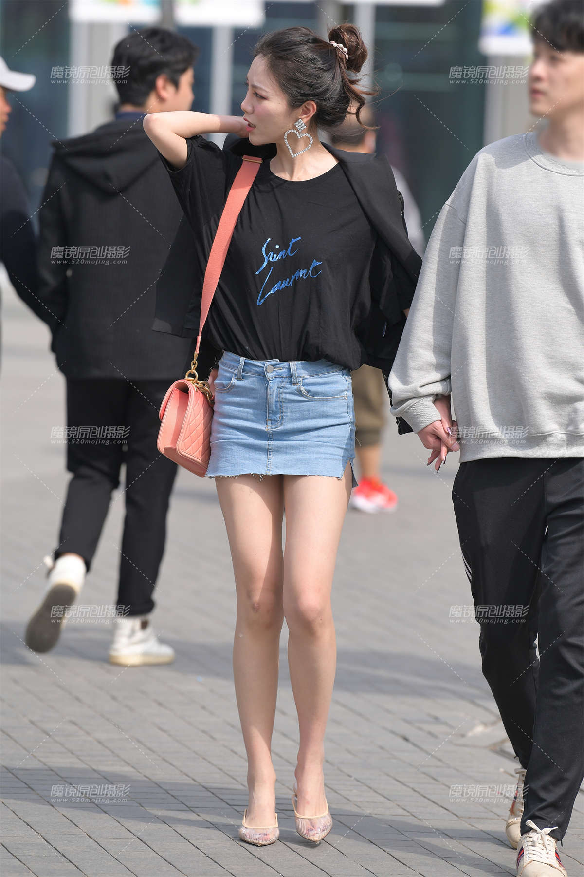 【红石赛帖】性感牛仔短裙长腿美女-日更街拍