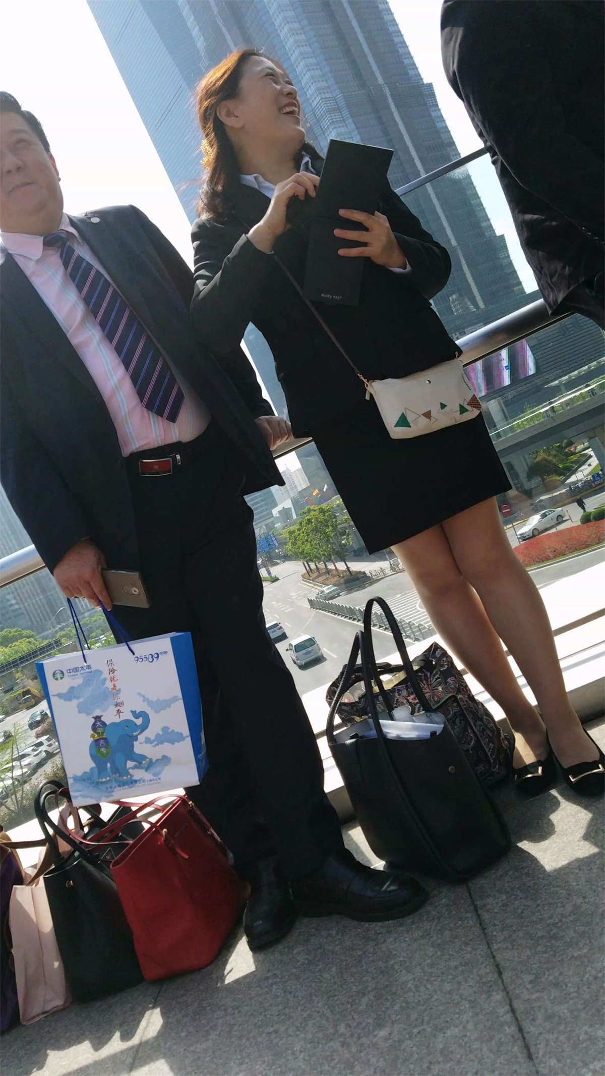 图片[2]-黑色短裙制服肉丝高跟-日更街拍