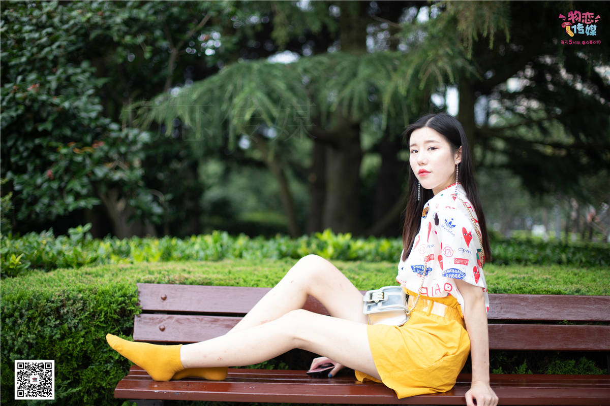 物恋传媒No.036期：爱琪-逆天长腿，黄色与白色棉袜-日更街拍