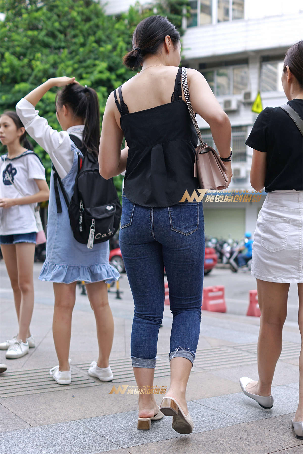 图片[2]-丰满紧蓝牛街拍-日更街拍