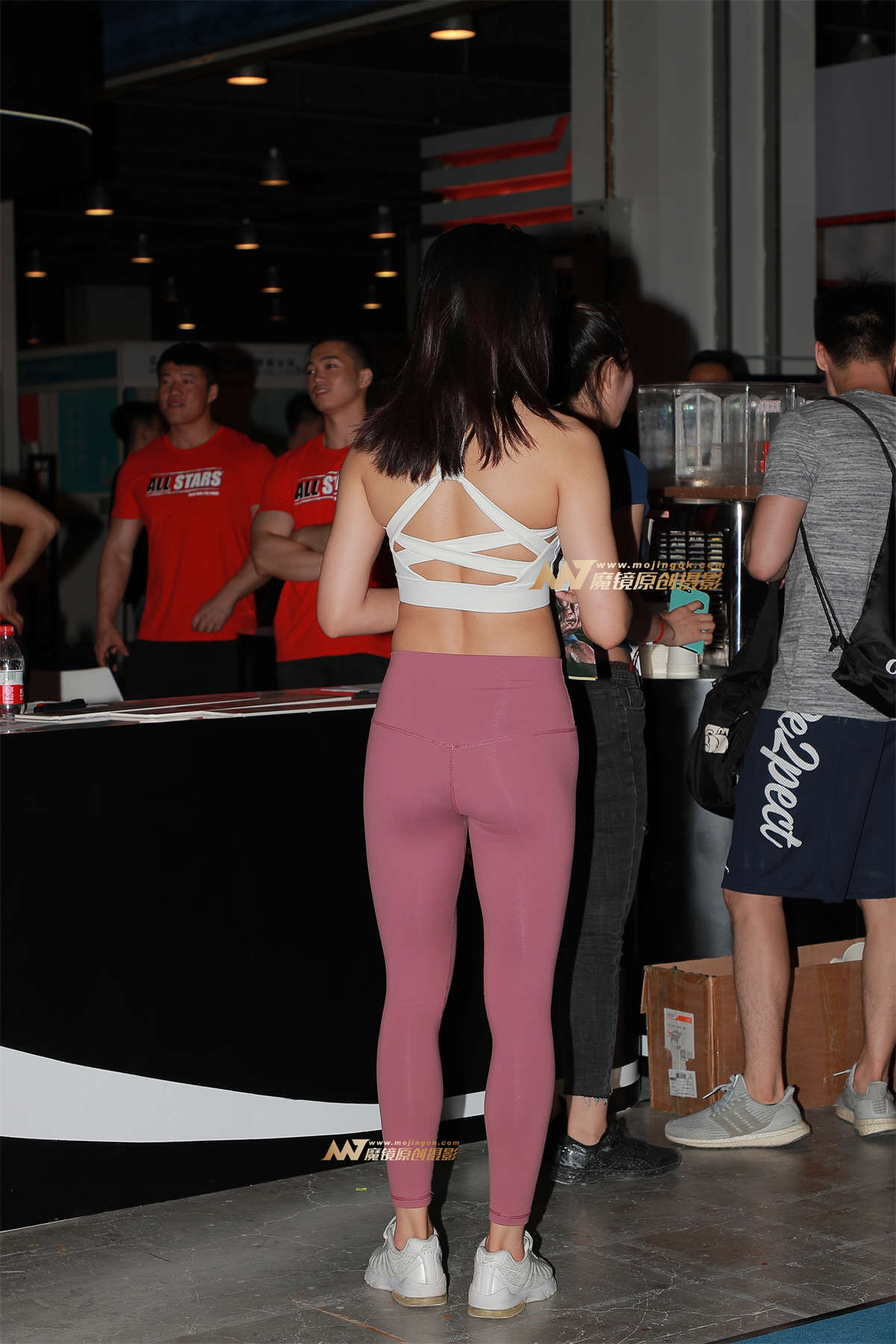 图片[2]-【街拍之魂赛帖】B58、展台上的性感粉色小姐姐-日更街拍