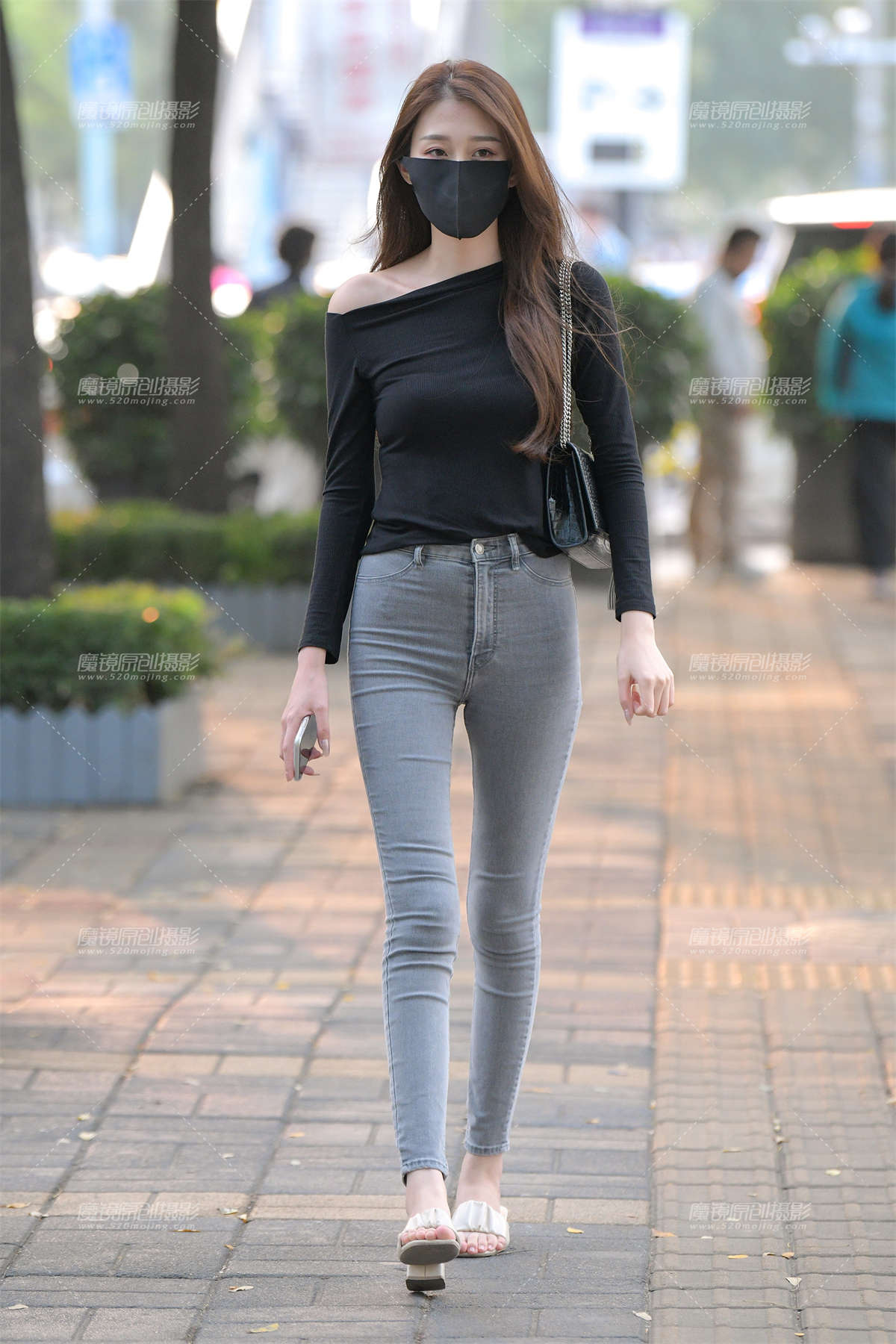 灰色紧牛美美女-日更街拍