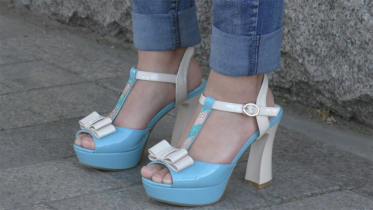 图片[2]-点缀着亮钻的高跟凉鞋-日更街拍