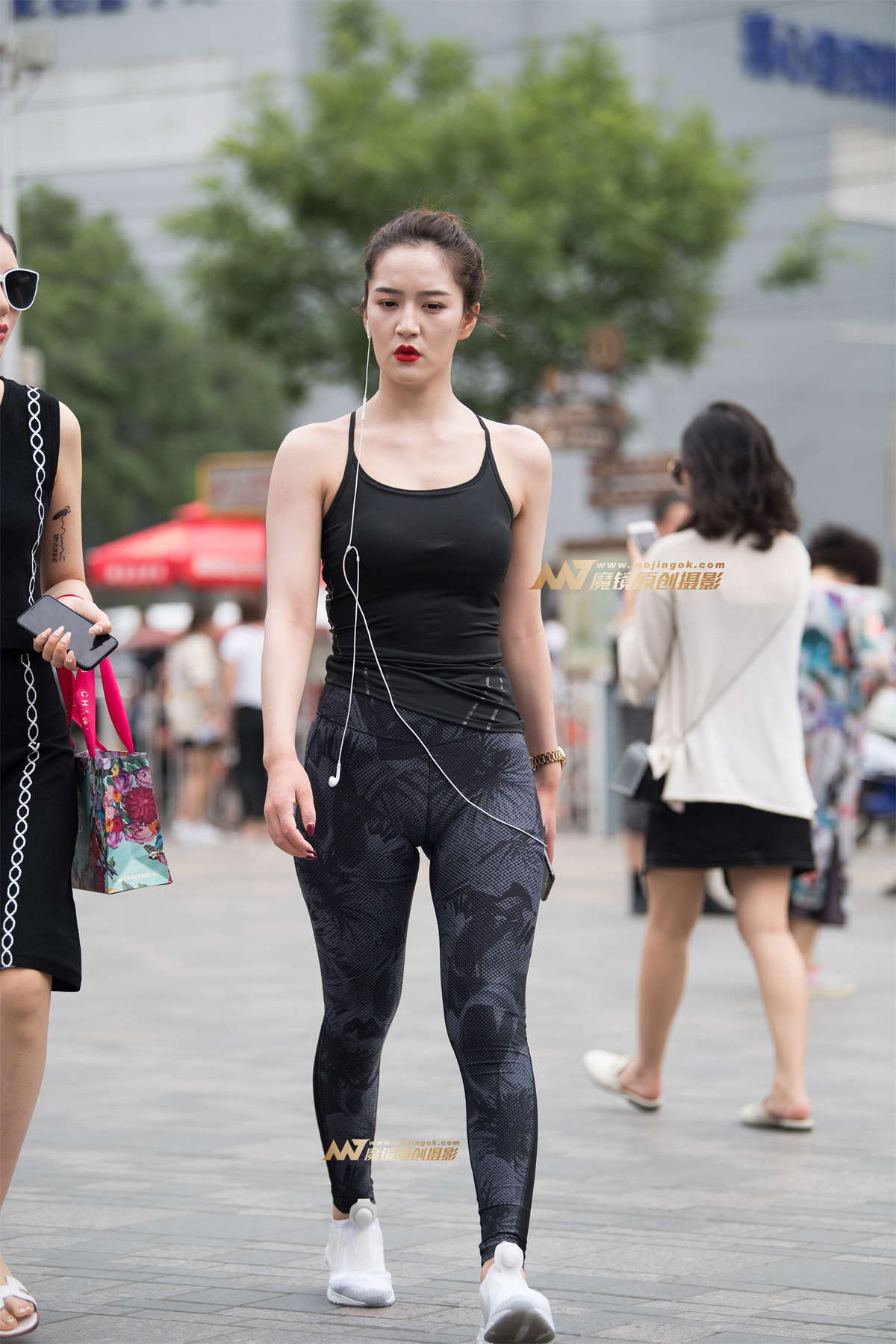 【一只傻麋鹿赛帖】紧身灰色弹力裤气场十足-日更街拍