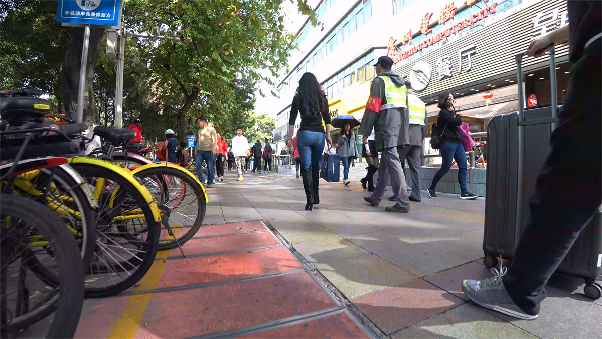 图片[2]-紧身蓝色牛仔裤美女-日更街拍