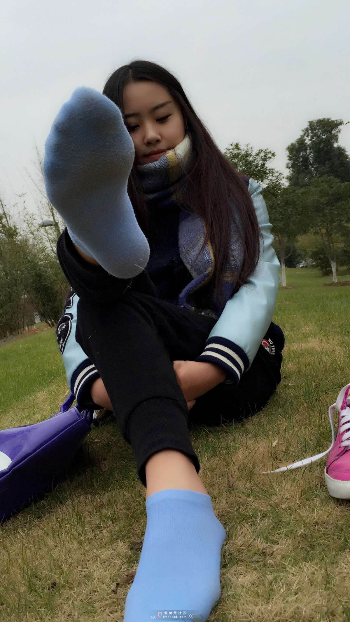 图片[2]-MZSOCK-2018 No.83 漂亮小姐姐的粉色Nike和蓝色短棉袜【下篇】-日更街拍