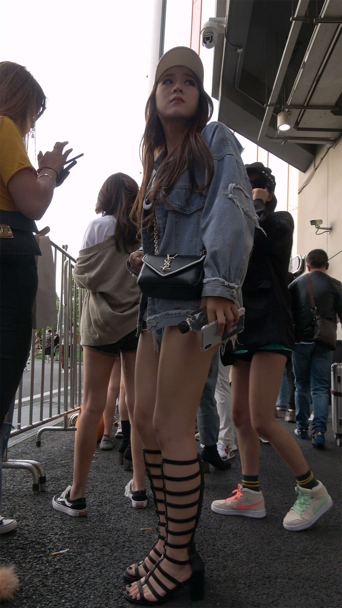 性感高挑热裤罗马鞋大美女-日更街拍