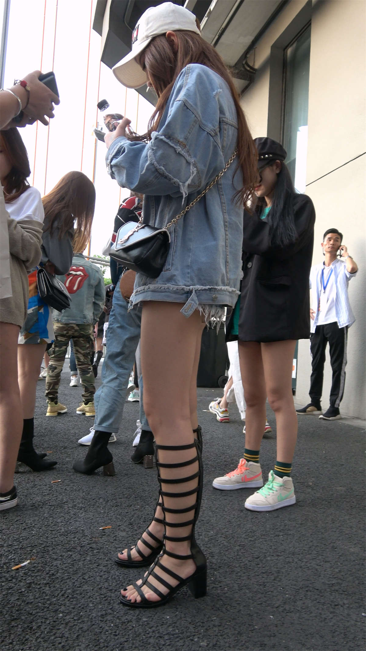 图片[2]-性感高挑热裤罗马鞋大美女-日更街拍