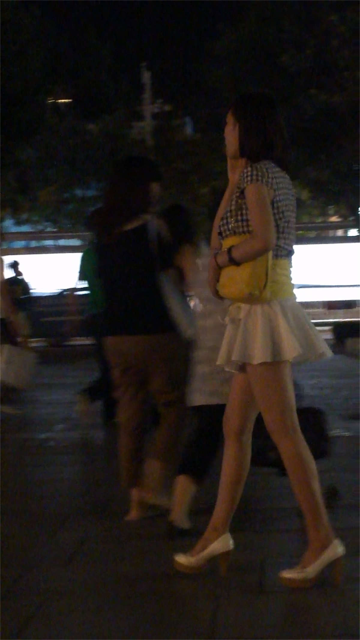 图片[2]-白色超短裙MM，性感诱人的美腿-日更街拍