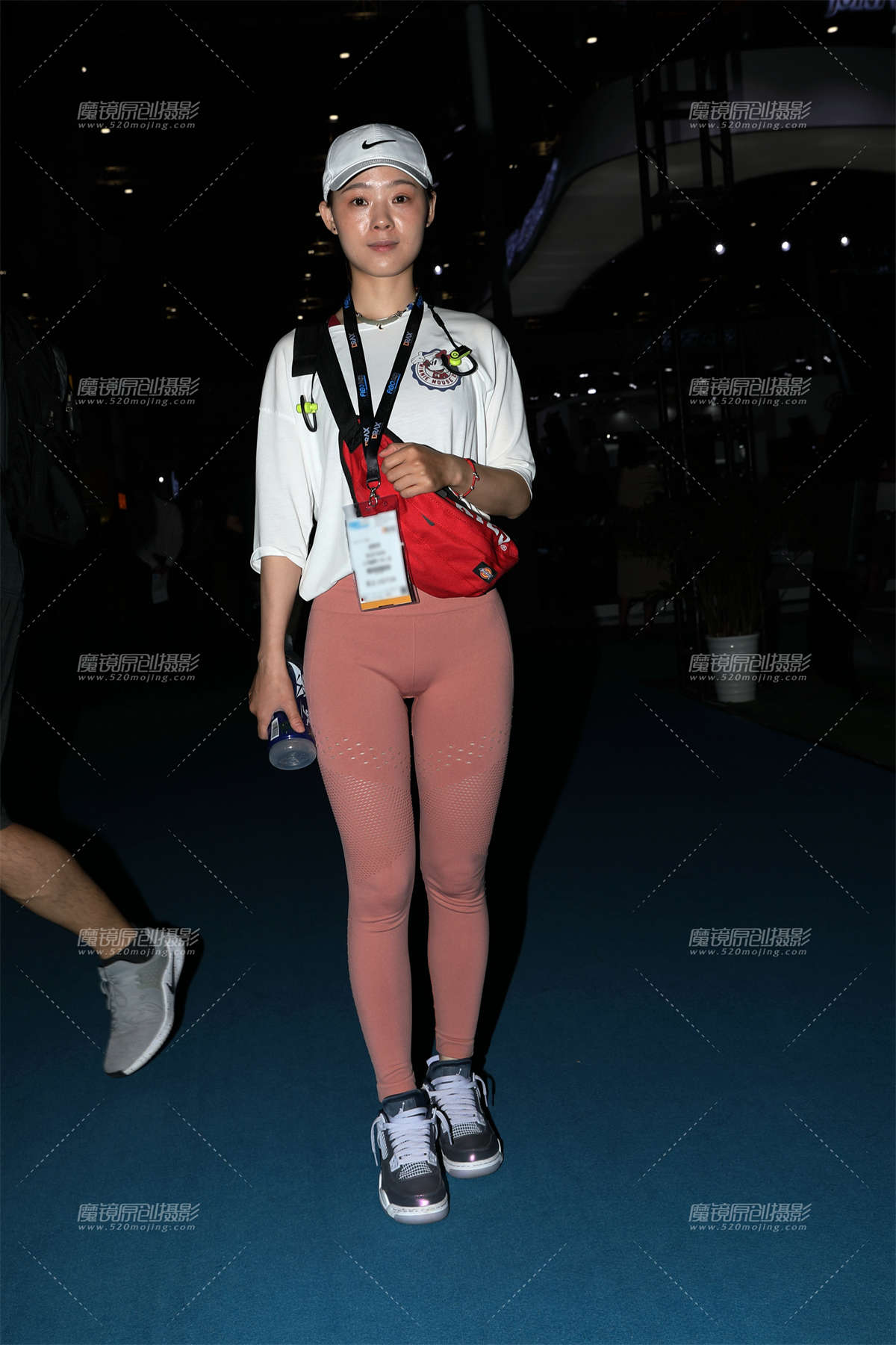 【欧阳赛帖】粉色紧身裤美女-日更街拍