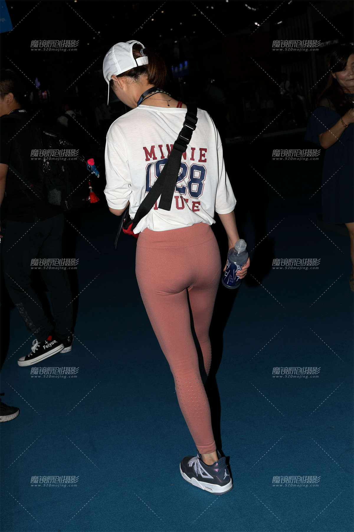 图片[2]-【欧阳赛帖】粉色紧身裤美女-日更街拍