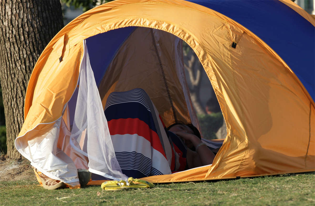 图片[2]-踏青公园街拍系列No.727 为拍这两双蓬中美足，颇费周折-日更街拍