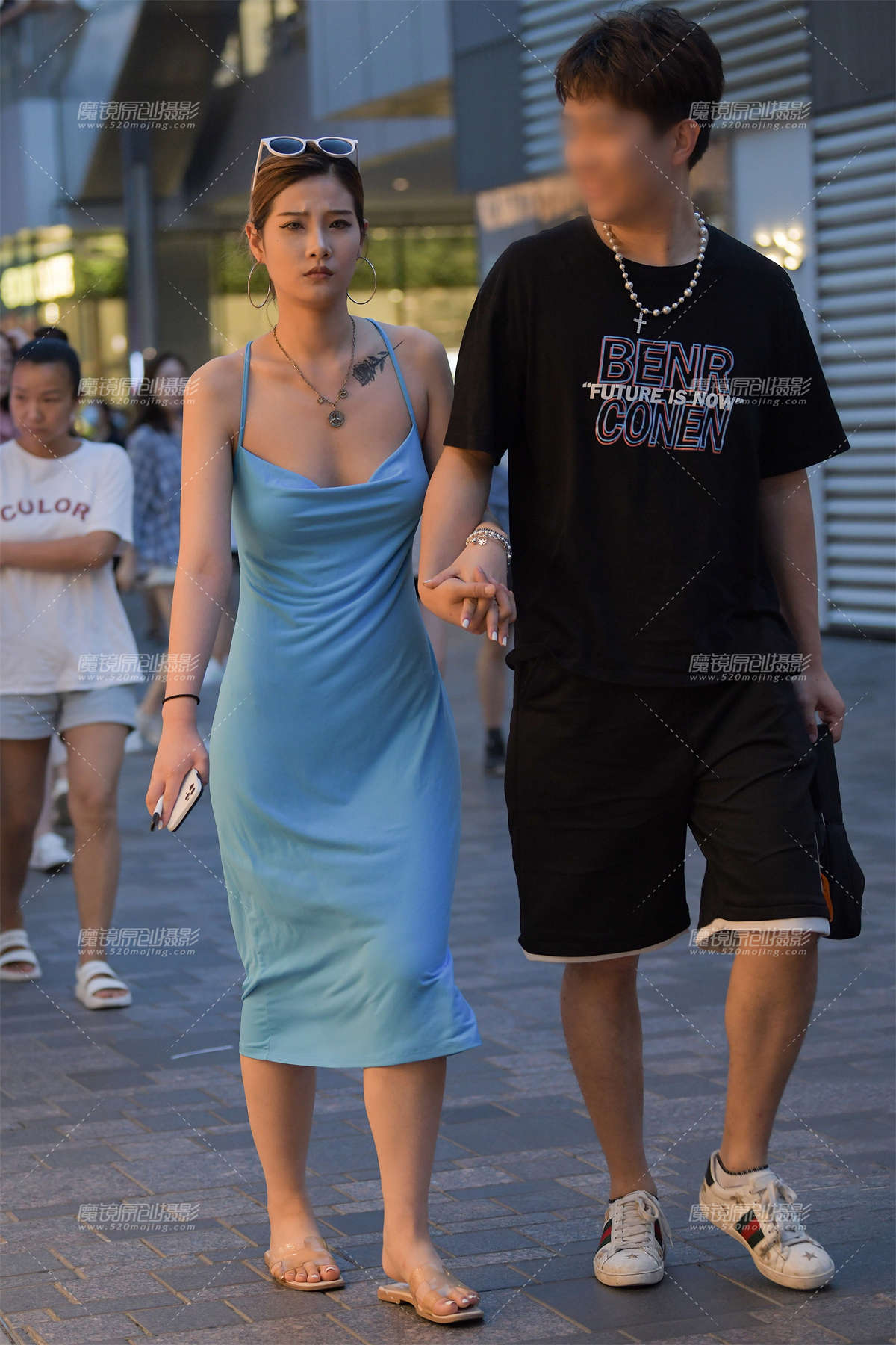 夜幕下的蓝色垂裙美女-日更街拍