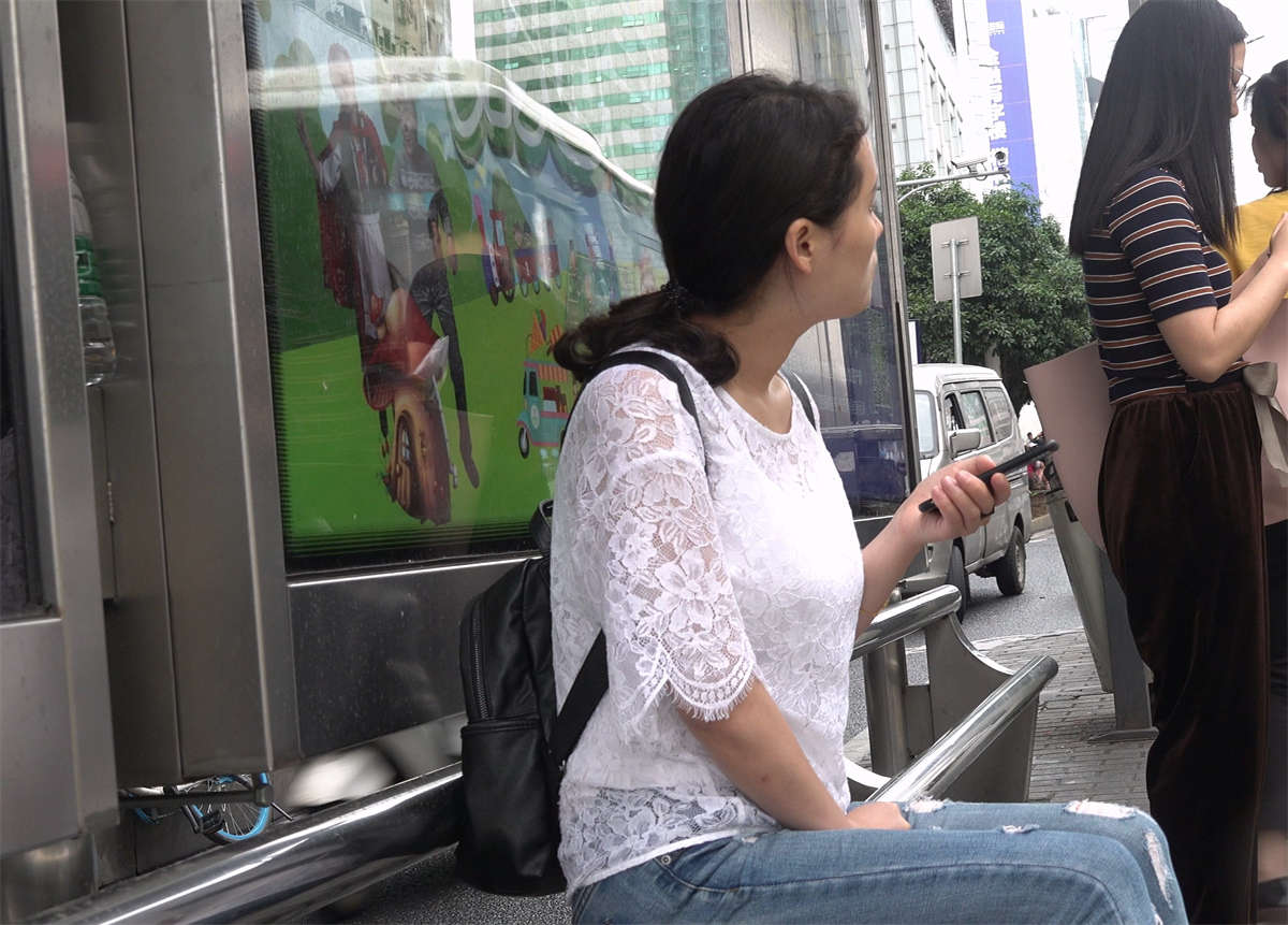 紧身牛仔美眉的凉高跟美足-日更街拍
