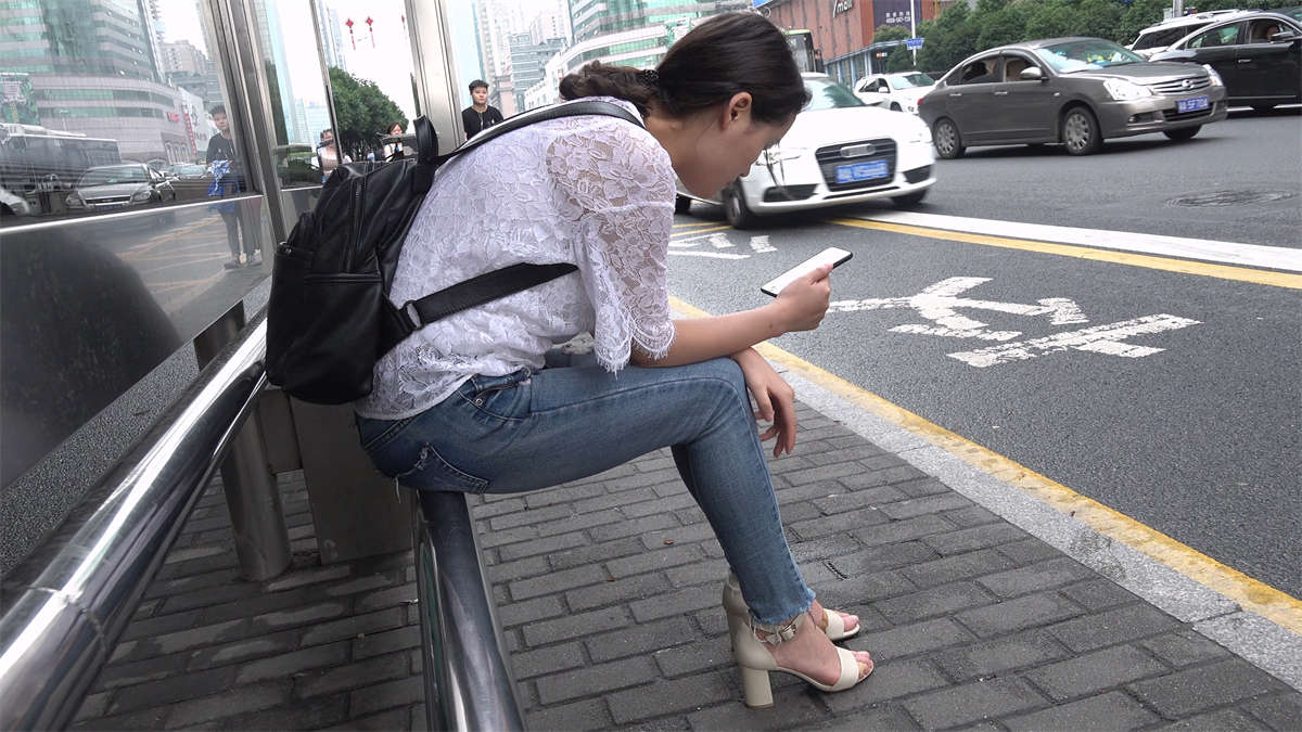 图片[2]-紧身牛仔美眉的凉高跟美足-日更街拍