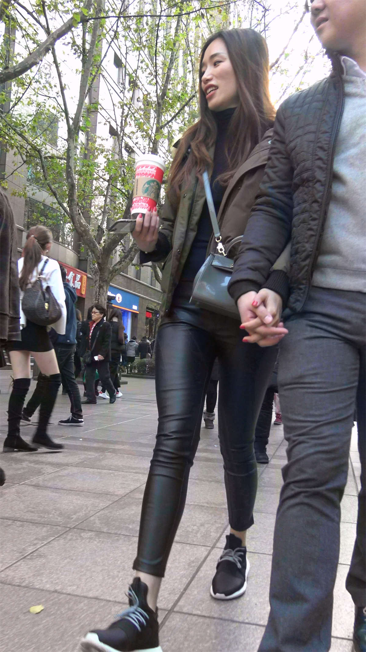 图片[2]-紧身皮裤运动鞋美女-日更街拍