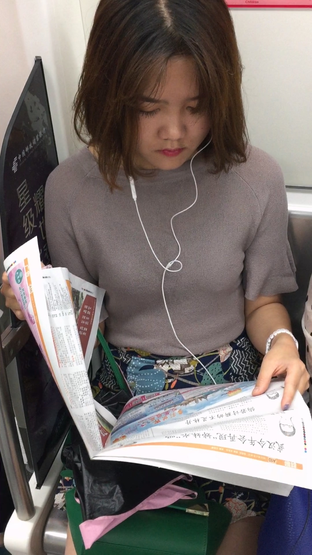 图片[2]-看报纸的肉丝街拍高跟MM-日更街拍