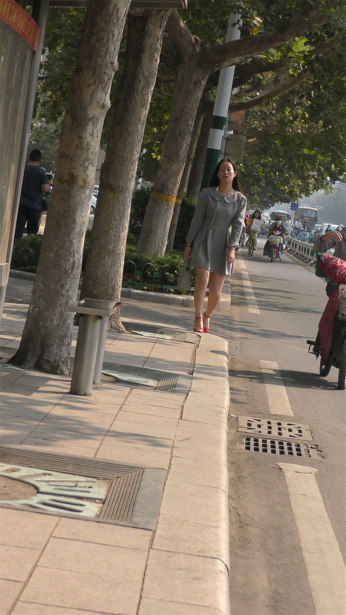 图片[2]-公交车站的红色高跟-日更街拍