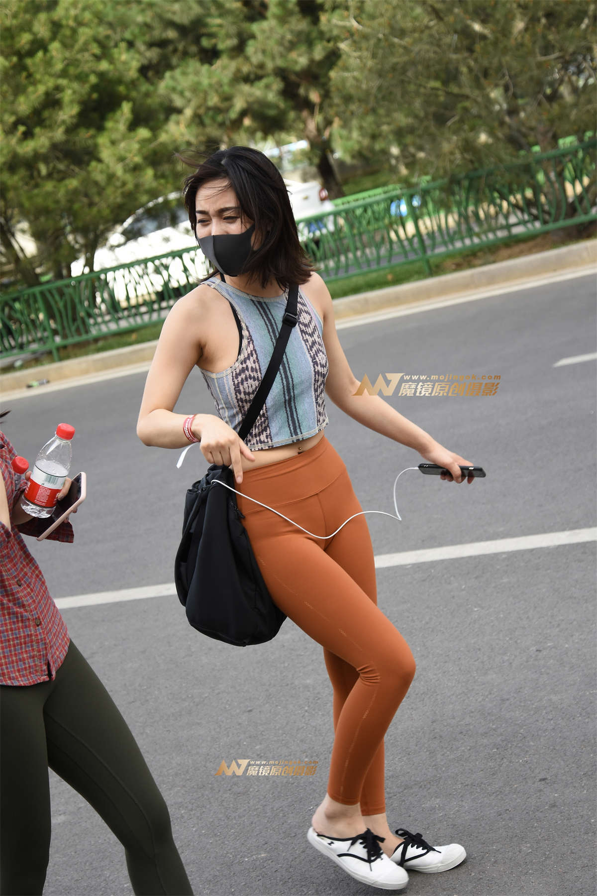 【咔喳赛贴】桔色紧身裤-日更街拍