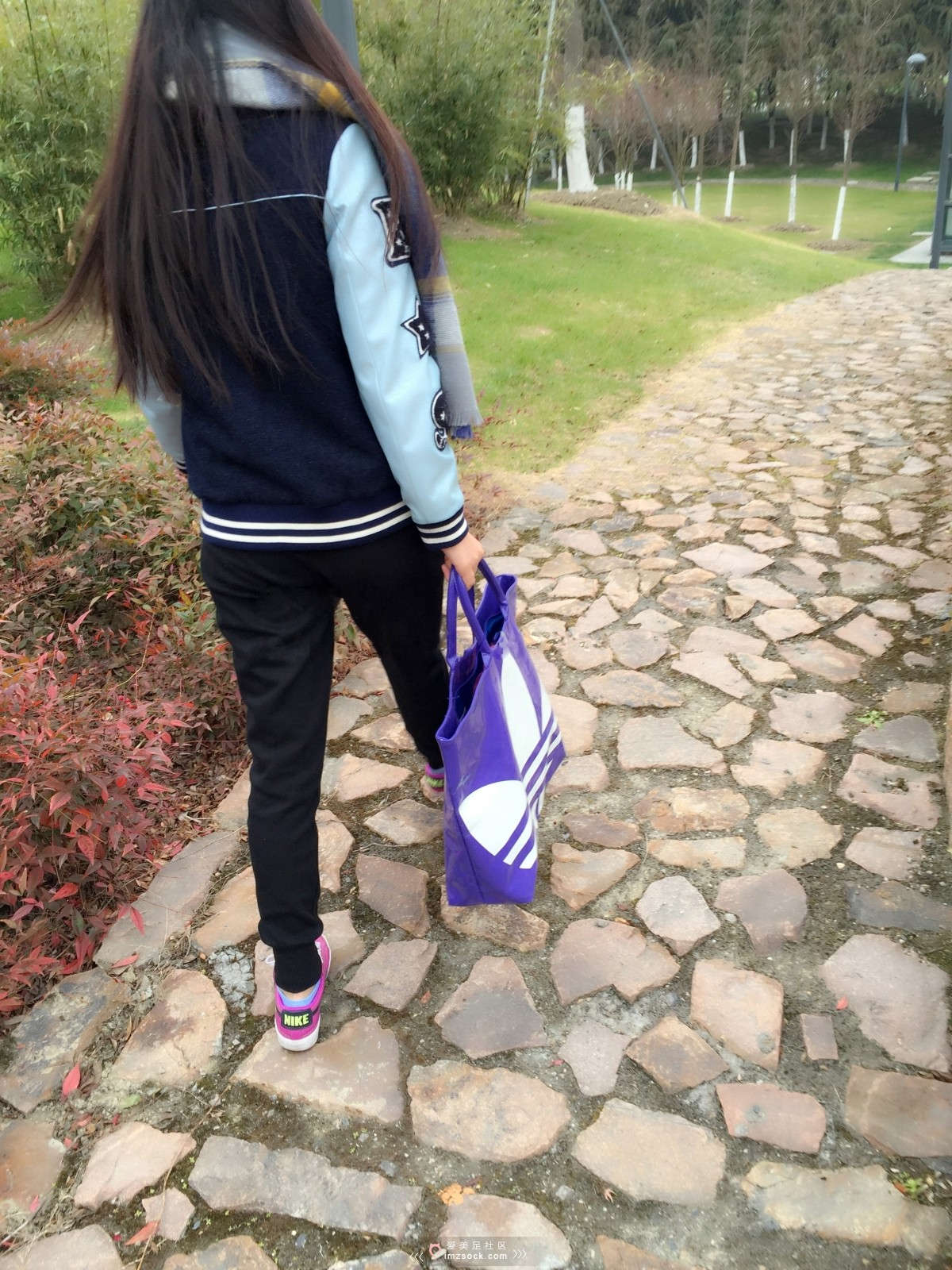 图片[2]-MZSOCK-2018 No.84 漂亮小姐姐的粉色Nike和蓝色短棉袜【上篇】-日更街拍