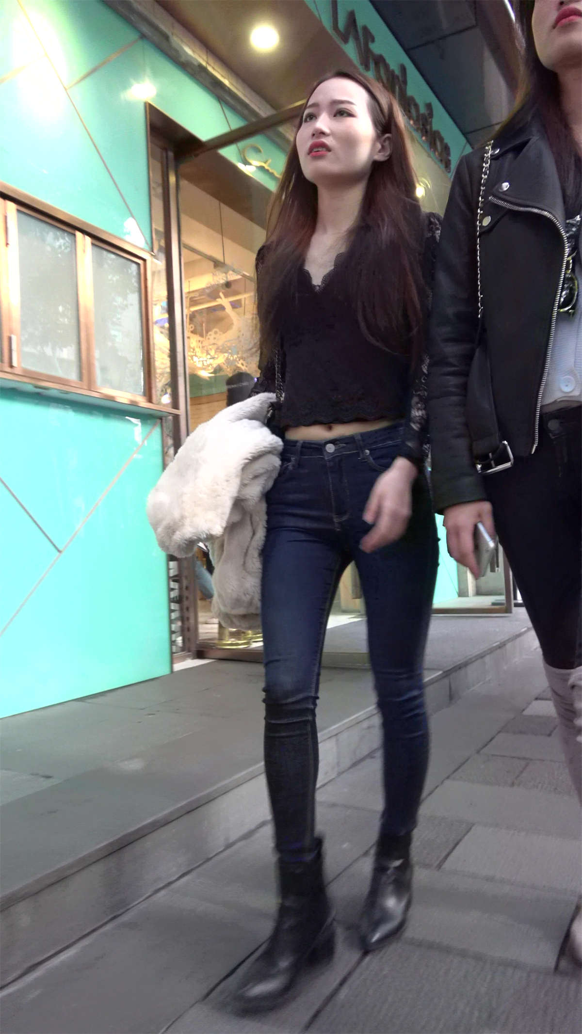 蕾丝衣紧身牛仔性感美女-日更街拍