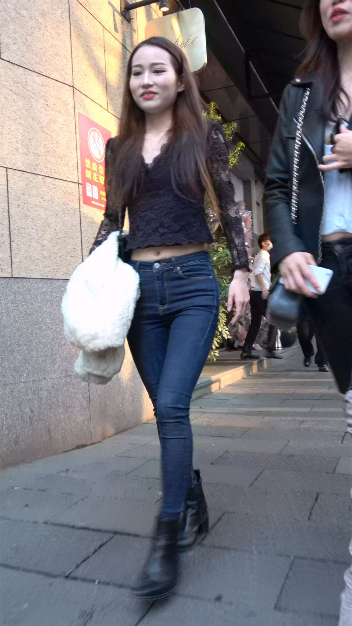 图片[2]-蕾丝衣紧身牛仔性感美女-日更街拍