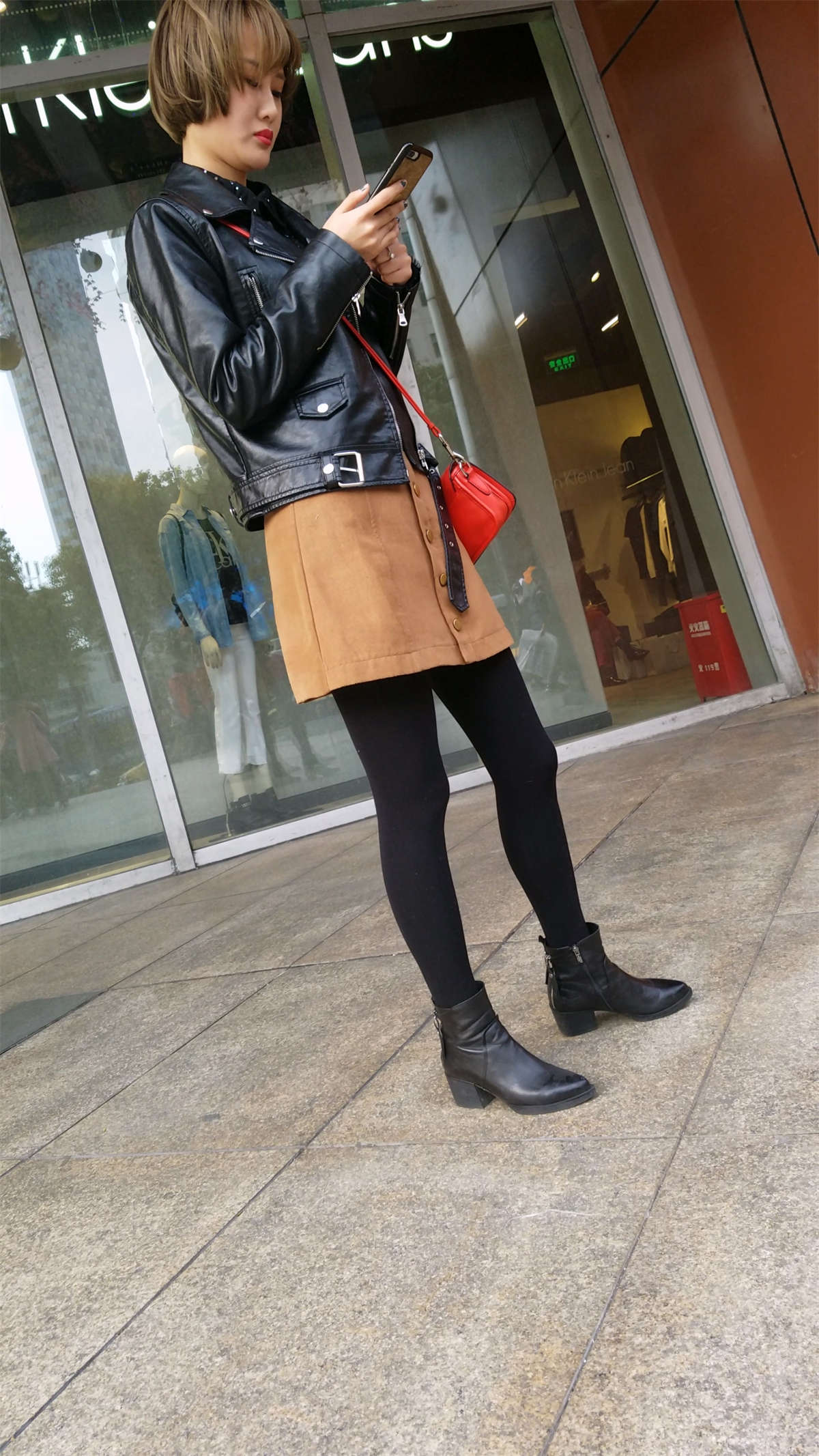 图片[2]-黑色丝袜极品长腿短裙短发漂亮女神-日更街拍