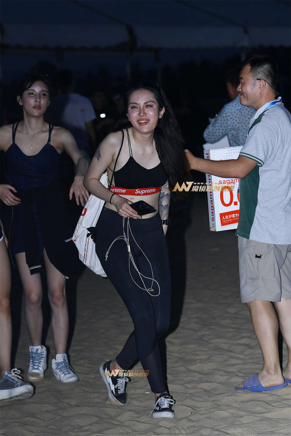 【一只傻麋鹿赛帖】裸背黑色紧身弹力裤美女-日更街拍