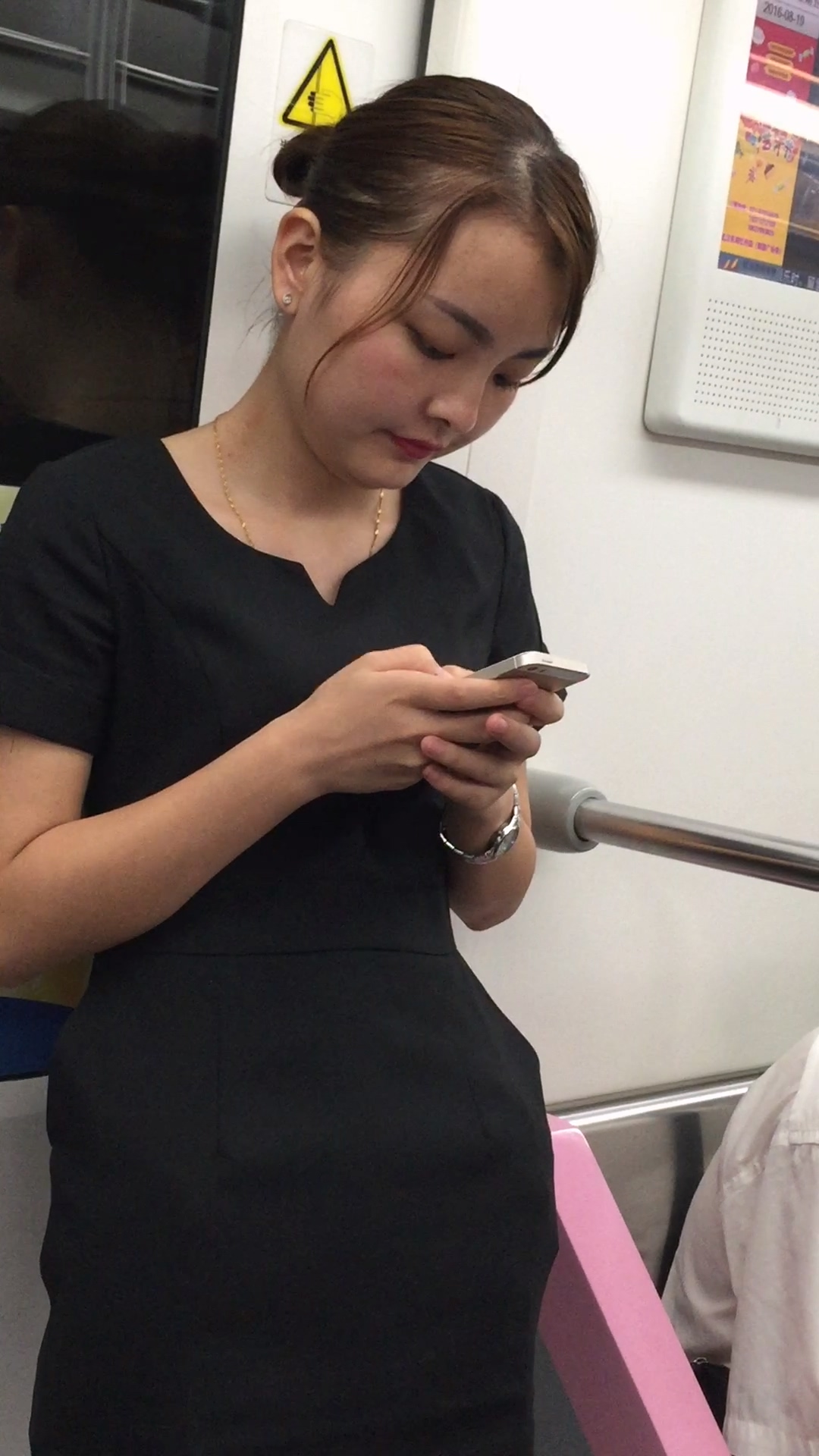 坐地铁的OL美女-日更街拍