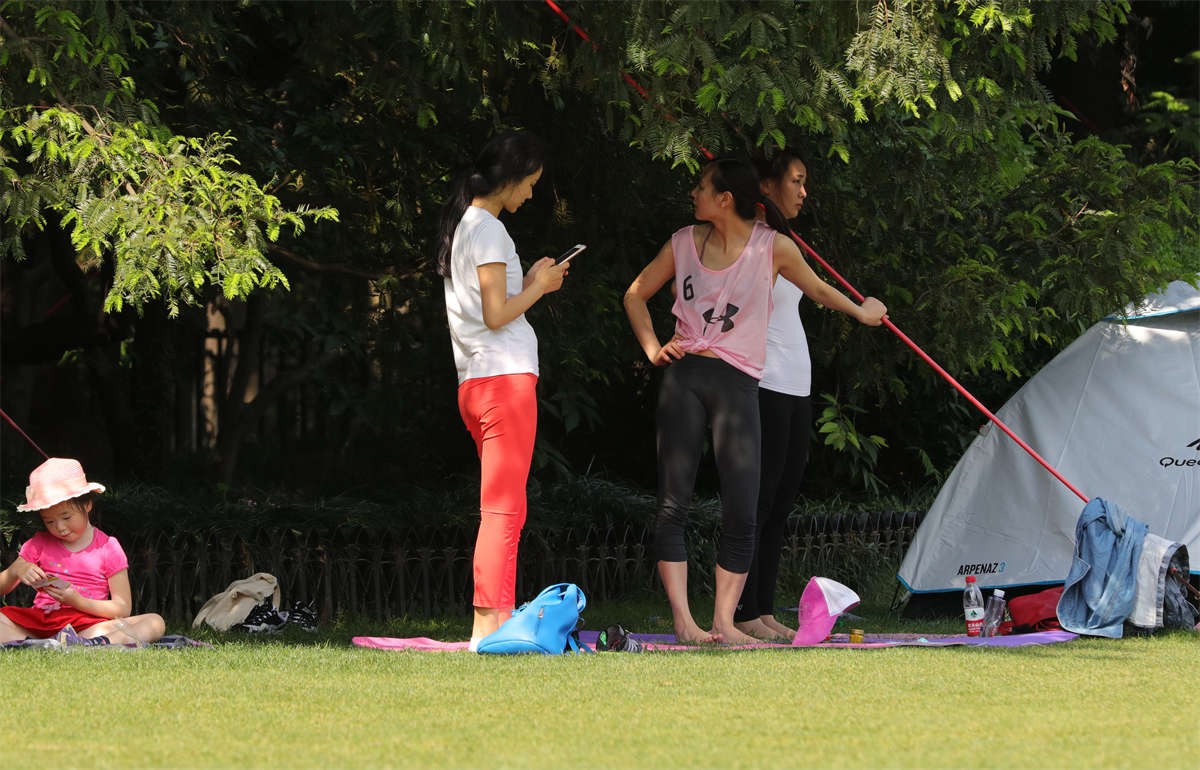 图片[2]-踏青公园街拍系列No.1660 心仪的瑜珈女孩每次都增加露脚的尺度 第2套-日更街拍