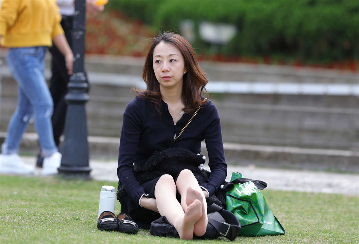 图片[2]-踏青公园街拍系列No.885 起身前最后一刻拍到的少妇性感丝足，已足够撩拨人心-日更街拍