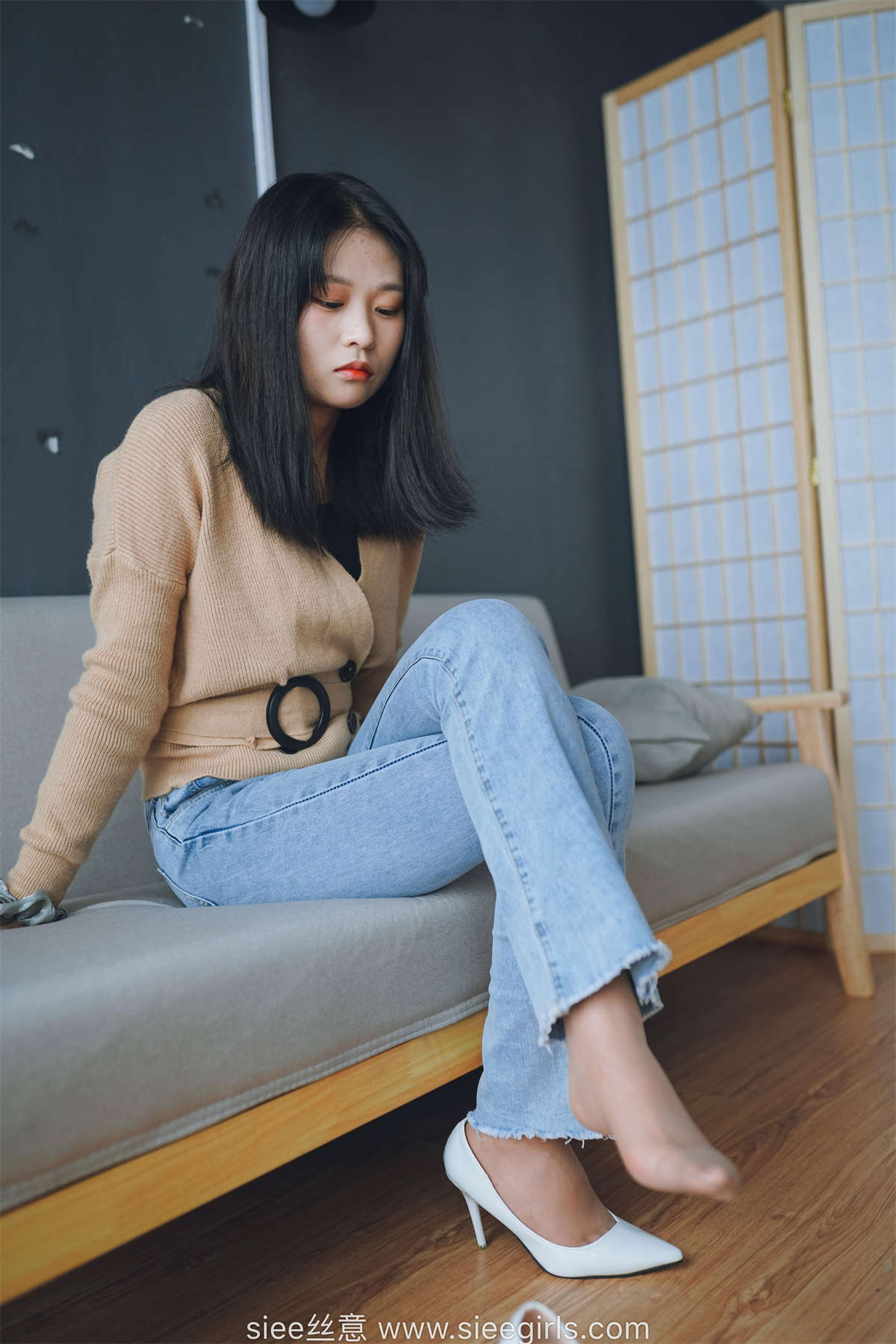 SIEE丝意 NO.471 文文 白色高跟鞋，裤里丝-日更街拍