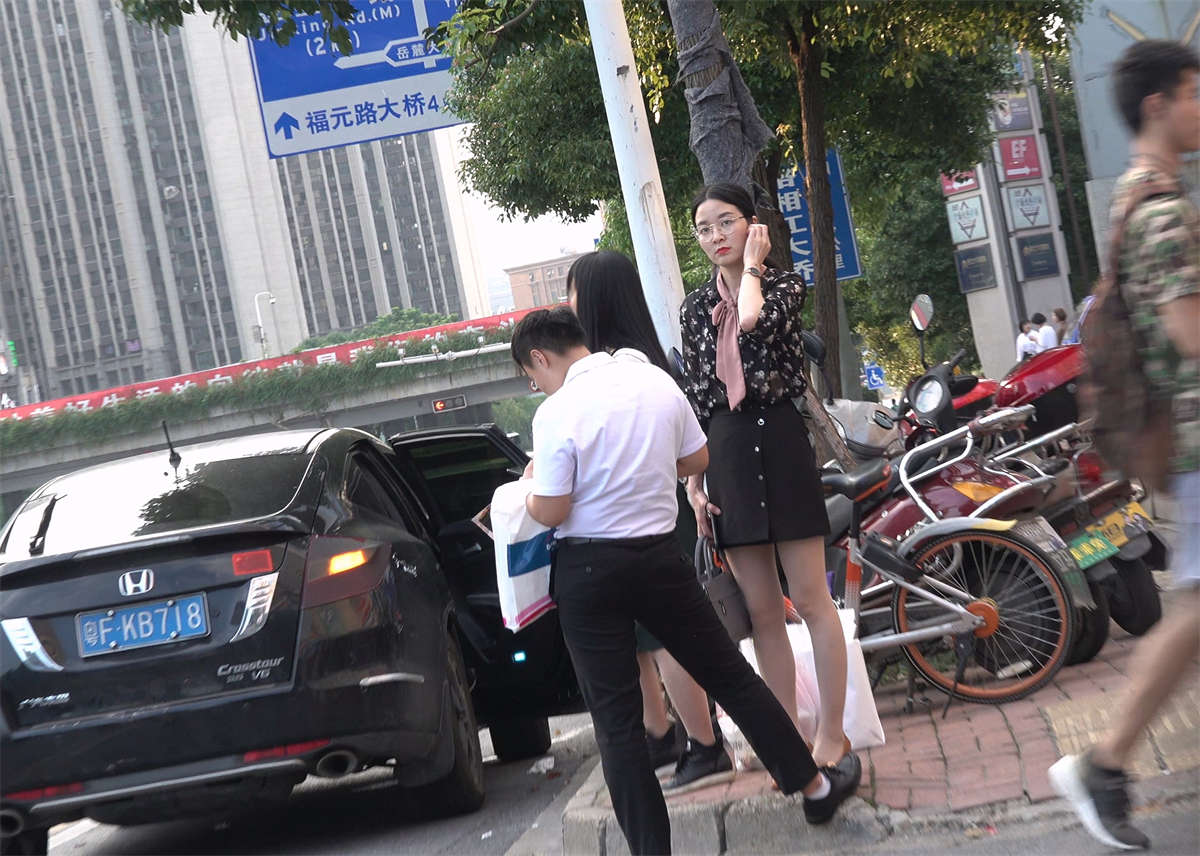红唇眼镜妹-日更街拍