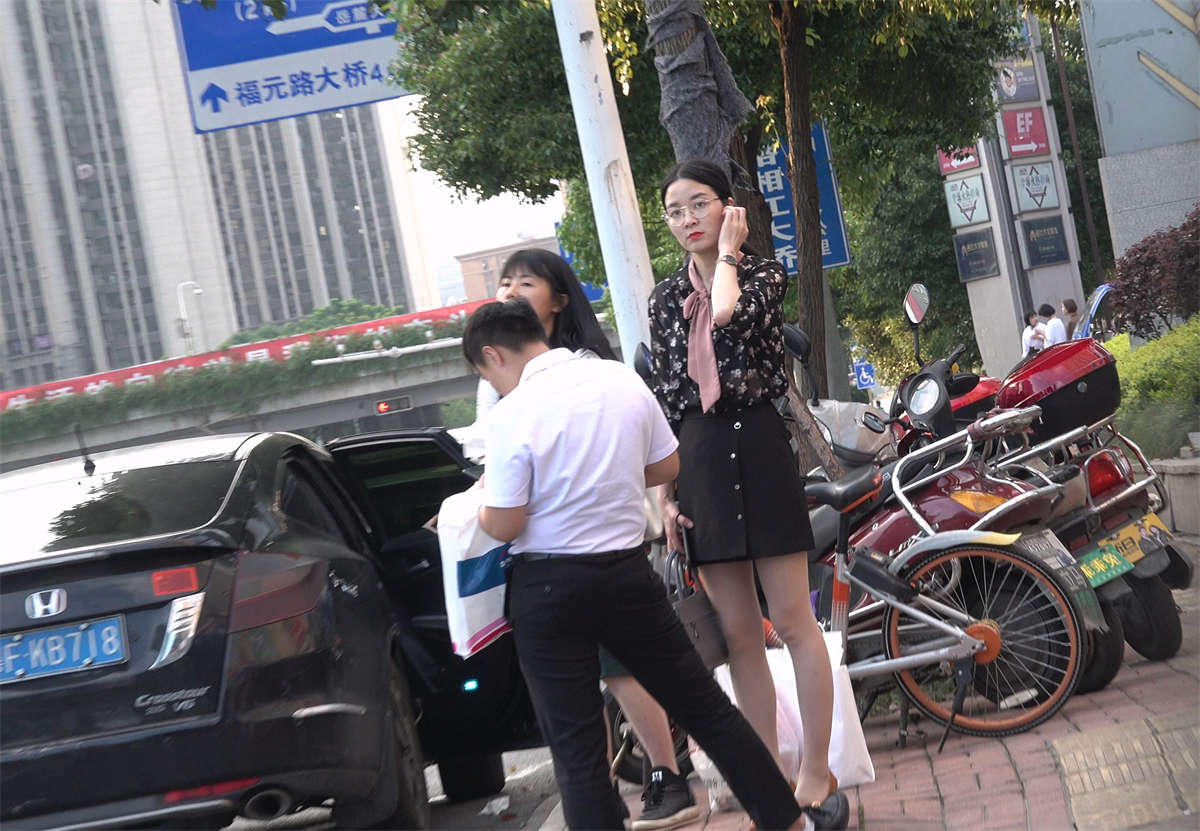 图片[2]-红唇眼镜妹-日更街拍