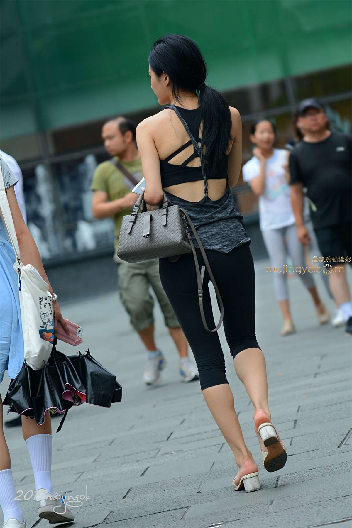 图片[2]-咔喳赛帖-优雅的紧身五分裤-日更街拍