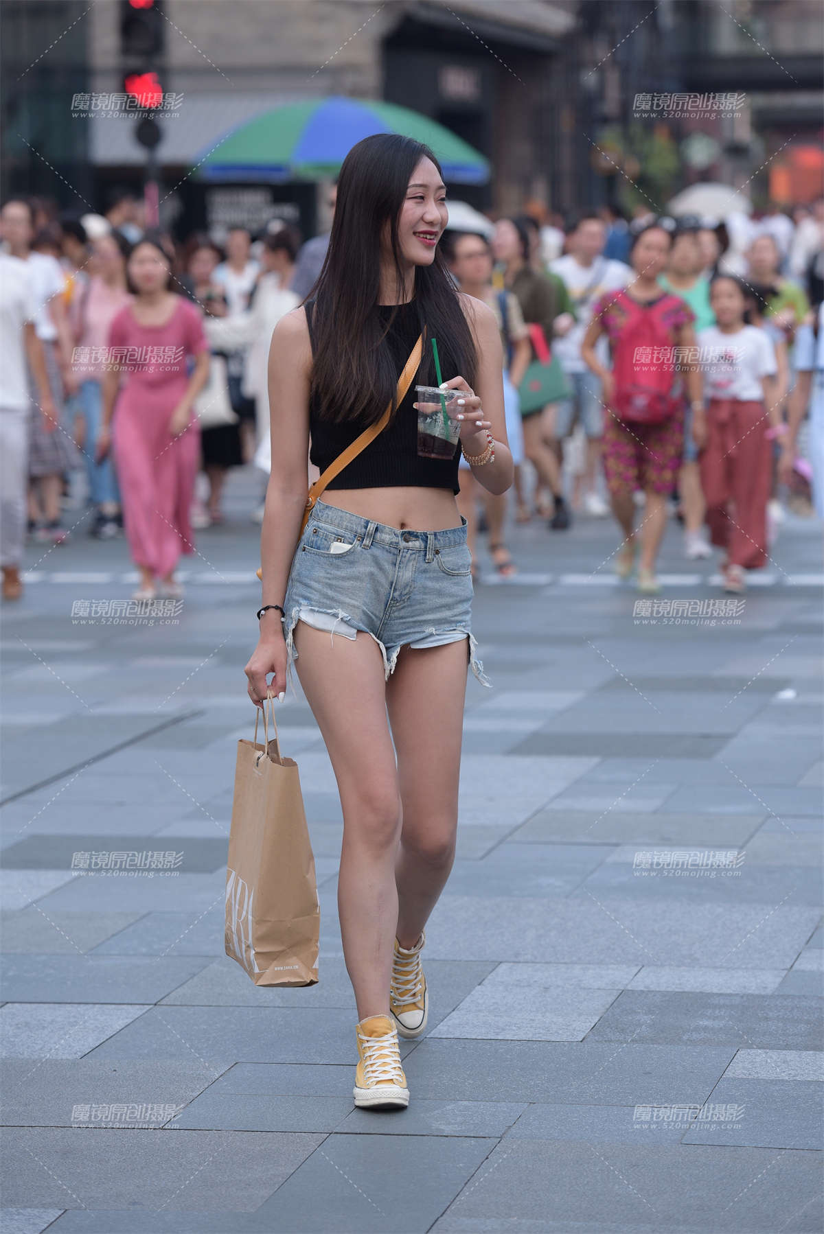 热裤小姐姐-日更街拍