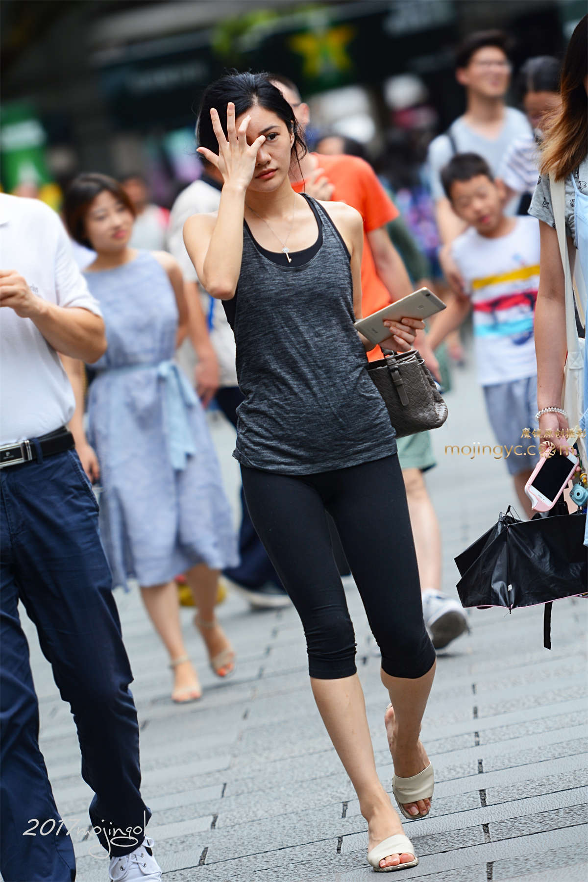 咔喳赛帖-优雅的紧身五分裤-日更街拍