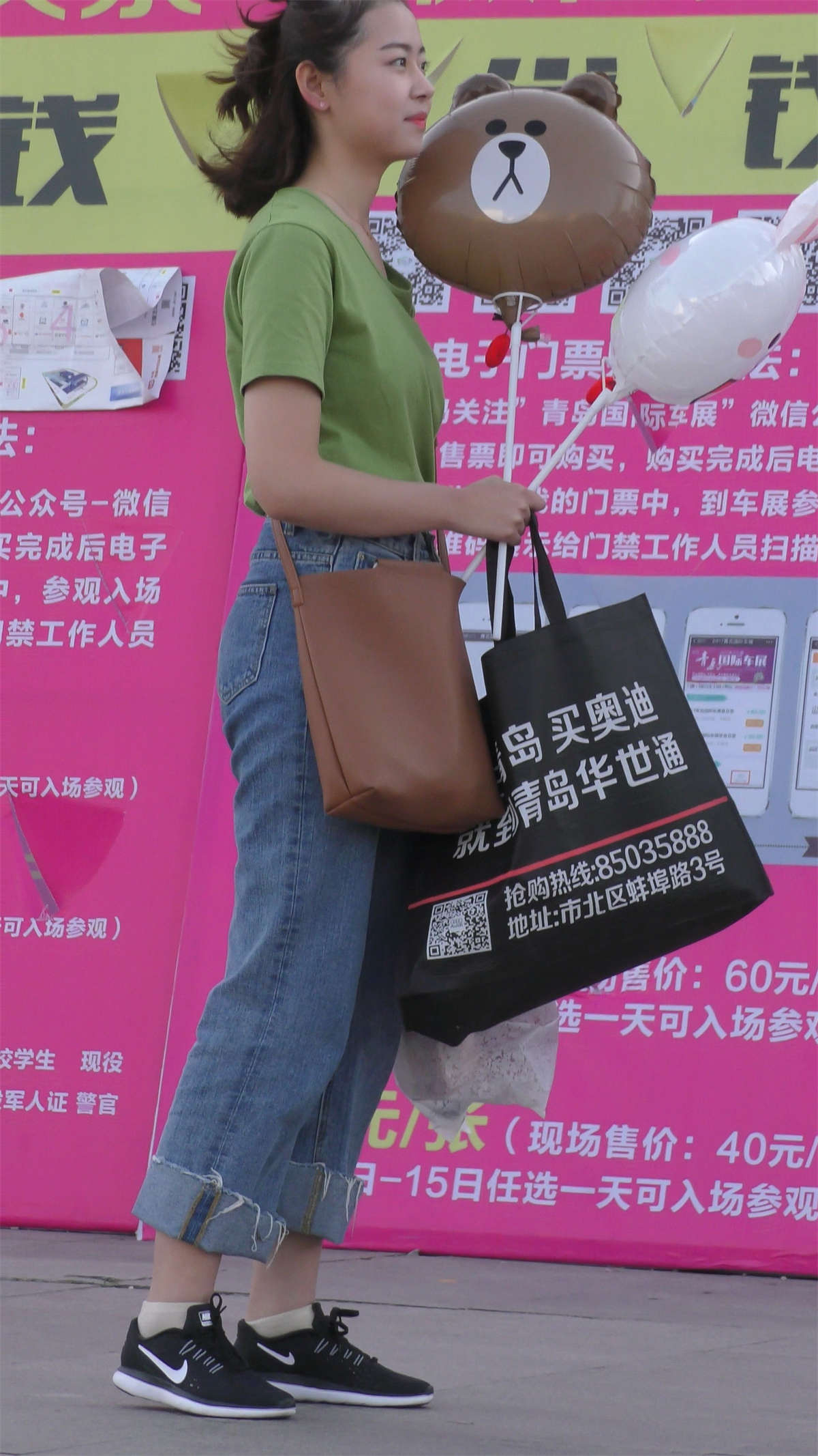 绿色T恤牛仔裤运动鞋小清新美女-日更街拍