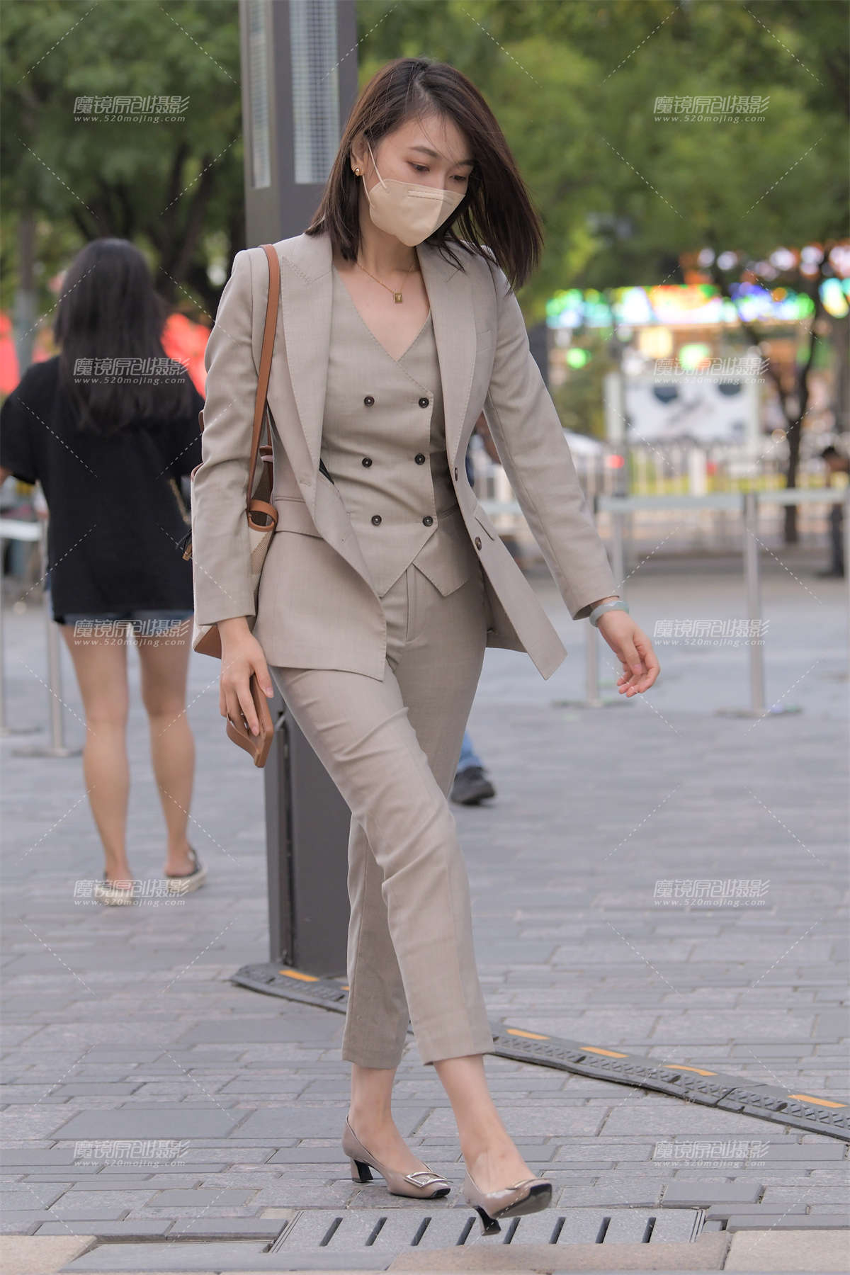 优雅的制服美女-日更街拍