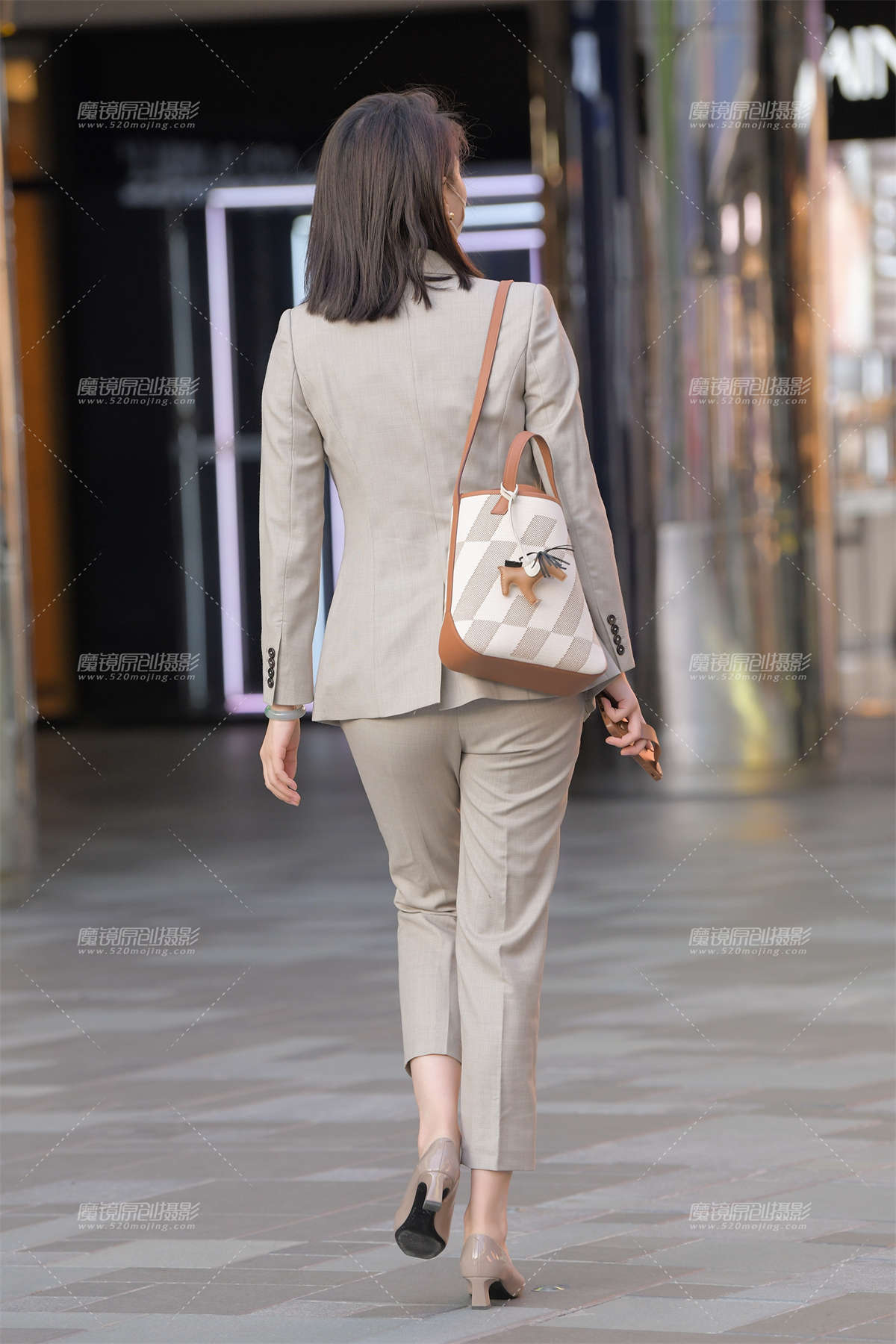 图片[2]-优雅的制服美女-日更街拍