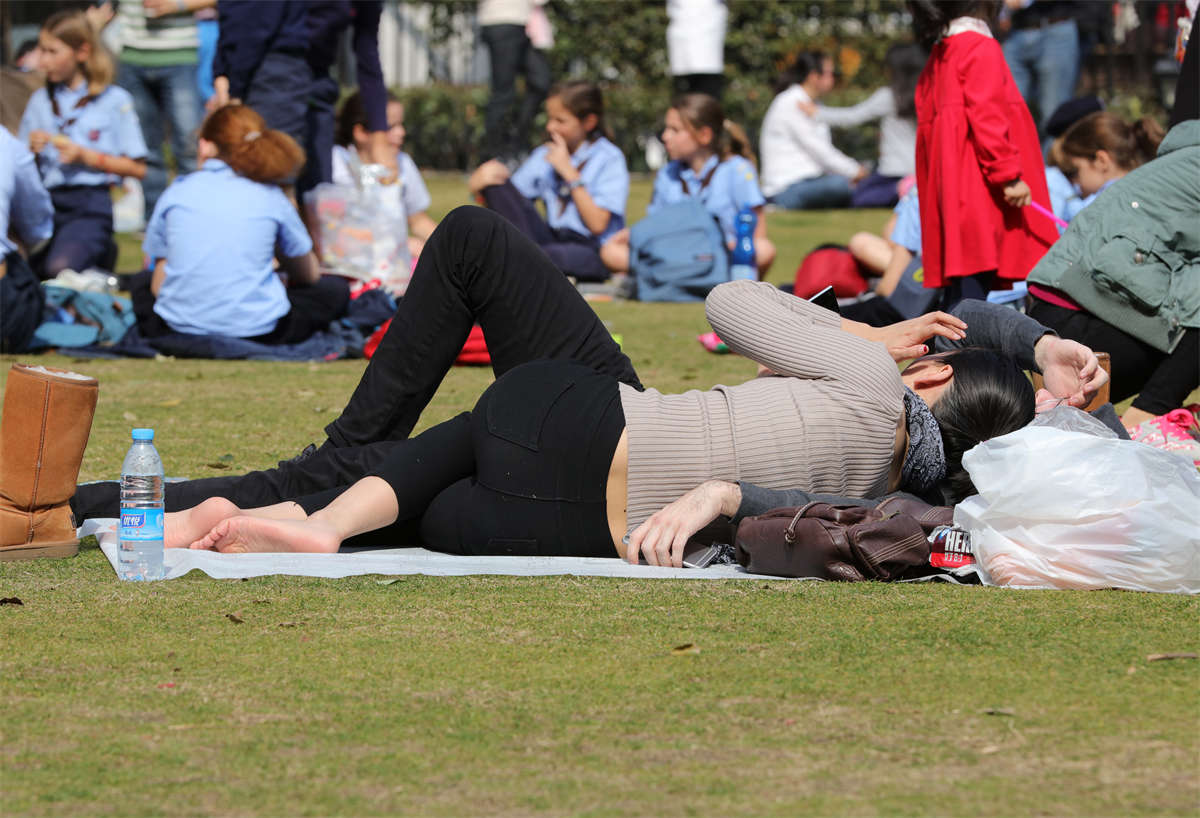 图片[2]-踏青公园街拍系列No.729 仗着自己有双好脚，就是可踩住男人的脸让他闻个通透 第2套-日更街拍