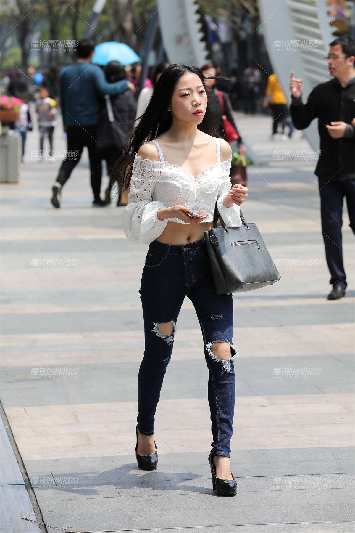 苗条细腰牛仔美眉-日更街拍